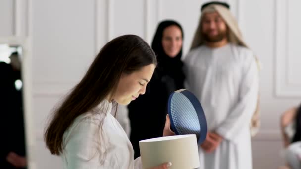 Dospívající Dívka Úsměvem Radost Přijímat Dary Rodičů Svátek Eid — Stock video