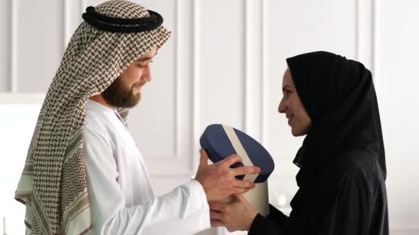 Emirati Casal Com Caixa Presente Surpresa — Vídeo de Stock