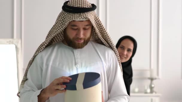 Pareja Emiratí Con Caja Regalo Sorpresa — Vídeo de stock