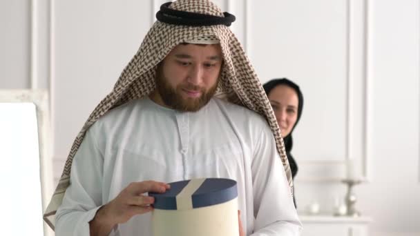 Pareja Emiratí Con Caja Regalo Sorpresa — Vídeo de stock