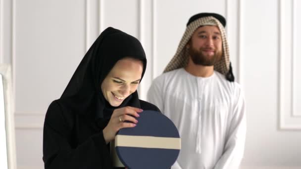 Coppia Emirati Con Confezione Regalo — Video Stock