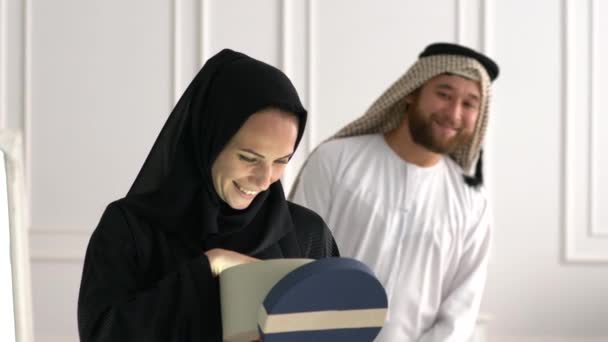 Coppia Emirati Con Confezione Regalo — Video Stock