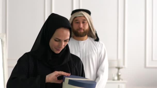 Coppia Emirati Con Confezione Regalo — Video Stock