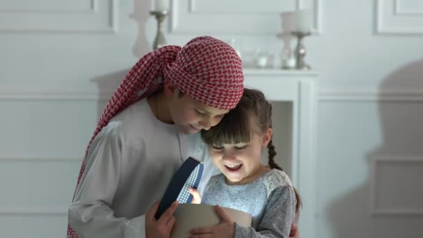 Niños Árabes Con Caja Regalo — Vídeos de Stock