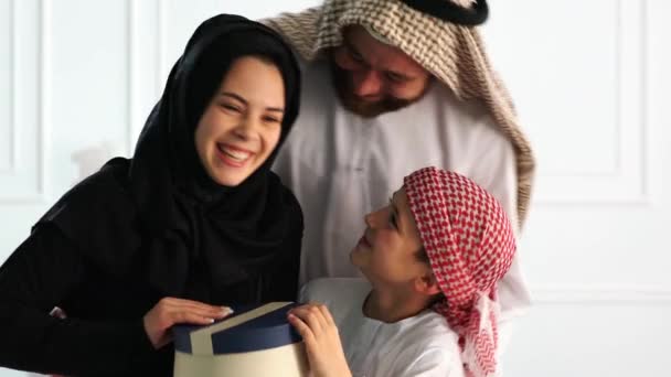 Pasangan Arab Dengan Bunga Sebagai Kejutan — Stok Video