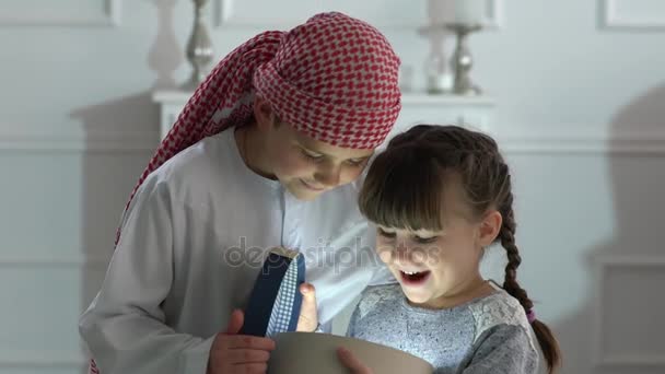 Anak Laki Laki Dan Perempuan Arab Dengan Hadiah Box Celebration — Stok Video