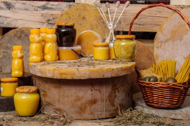 Çeşitli arı ürünleri - petek kase ile polen, bal, bal fındık sabun ve mum ve propolis ile. Geçim arı ürünleri. Balmumu. Hücreleri. Tatlım. Polen. Arıcılık.