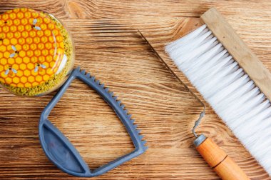 Taze bal tarak ve kas vooden arka plan üzerinde arıcı araçları. Düz lay ve en iyi görünümü