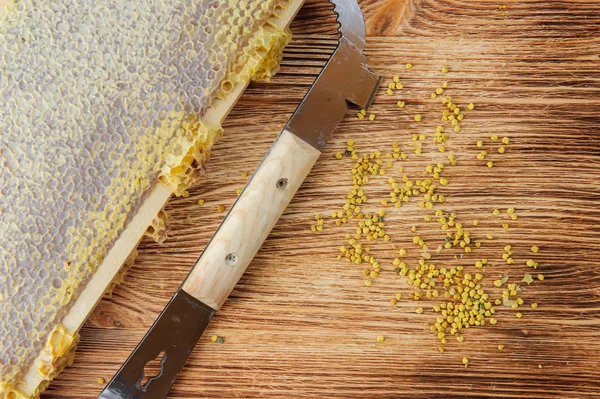 Färsk honung i kammen och verktyg för biodlaren på brawn vooden bakgrund. Platt lekmanna- och top view — Stockfoto