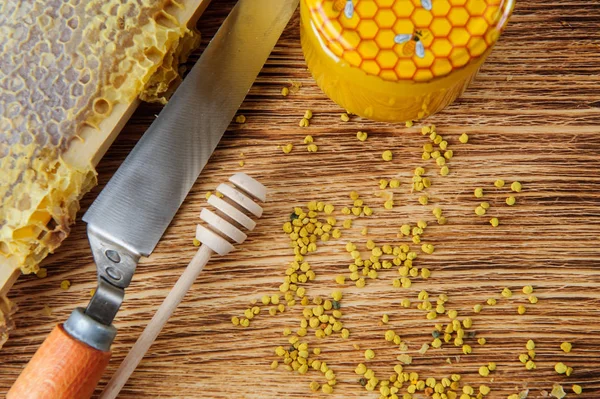 在梳子和养蜂人的工具在布朗 vooden 背景的新鲜蜂蜜。平躺和顶部视图 — 图库照片