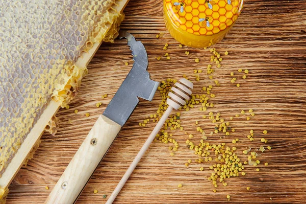 Mel fresco no pente e as ferramentas do apicultor em um fundo de vooden brawn. Deitado plano e vista superior — Fotografia de Stock