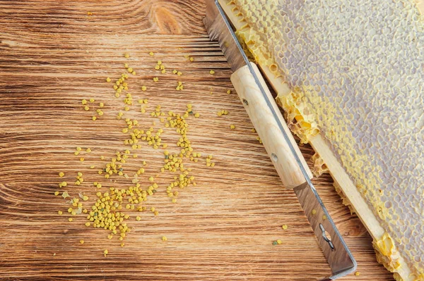 Färsk honung i kammen och verktyg för biodlaren på brawn vooden bakgrund. Platt lekmanna- och top view — Stockfoto