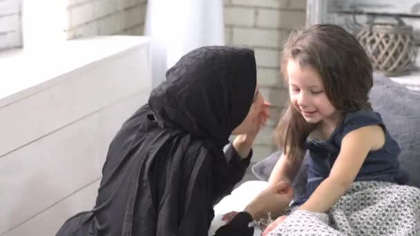 アラビア語の母は 小さな娘と遊びます いたずらな女の子 — ストック動画