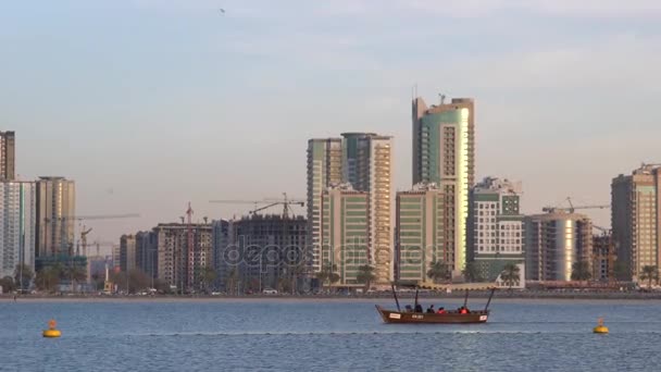 Sharjah Emiratos Árabes Unidos Febrero 2017 Pequeños Barcos Turísticos Pasean — Vídeos de Stock