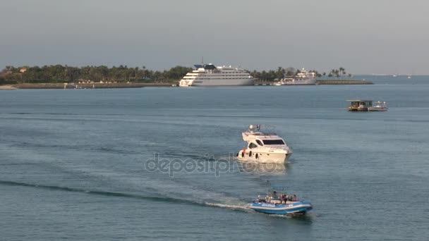 Dubai Egyesült Arab Emírségek Február 2017 Small Yacht Mozgó Egyedül — Stock videók