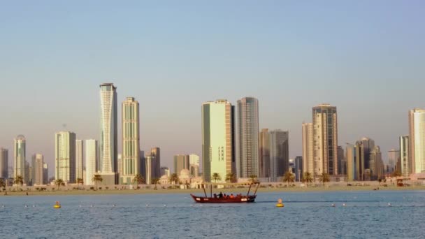 Sharjah Emiratos Árabes Unidos Febrero 2017 Pequeños Barcos Turísticos Pasean — Vídeos de Stock