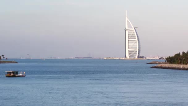 阿拉伯联合酋长国 2017年2月12日 小游艇单独移动与帆船阿拉伯酒店在背景上看到的 2月122017 — 图库视频影像