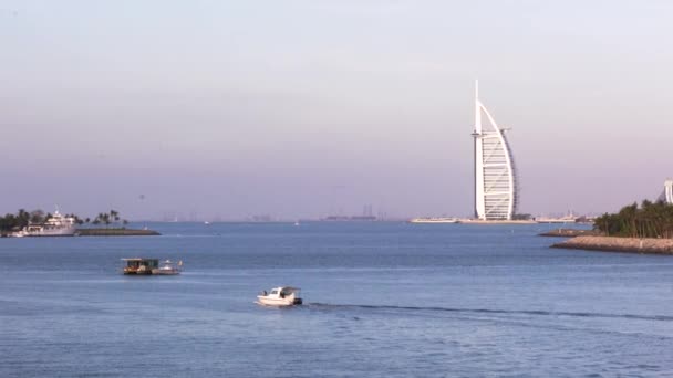 阿拉伯联合酋长国 2017年2月12日 小游艇单独移动与帆船阿拉伯酒店在背景上看到的 2月122017 — 图库视频影像