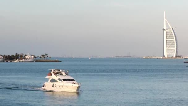 Dubaj Spojené Arabské Emiráty Února 2017 Small Jachtu Stěhování Sám — Stock video