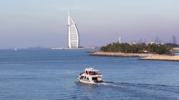 Dubai Egyesült Arab Emírségek Február 2017 Small Yacht Mozgó Egyedül — Stock videók