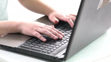 Çocuğun elleri bilgisayar klavye üzerinde.