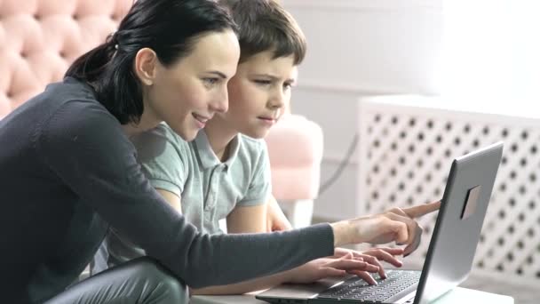 Mãe Filho Usando Laptop Casa — Vídeo de Stock