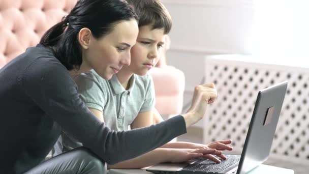 母亲和儿子在家里使用笔记本电脑 — 图库视频影像