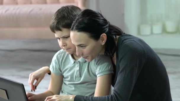 Мать Сын Используют Ноутбук Дома — стоковое видео