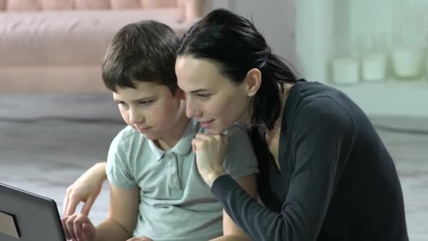 Madre Hijo Usando Portátil Casa — Vídeo de stock