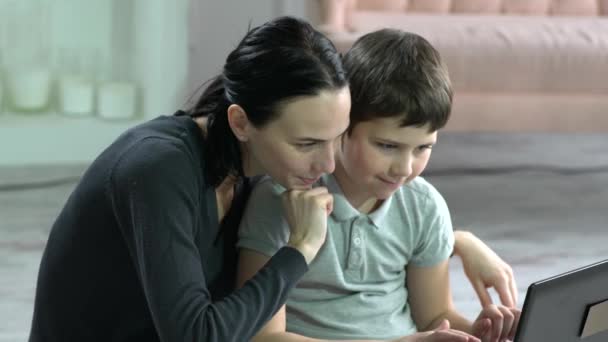 Мать Сын Используют Ноутбук Дома — стоковое видео