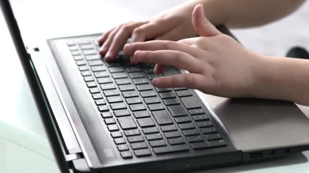 Çocuğun Elleri Bilgisayar Klavye Üzerinde — Stok video