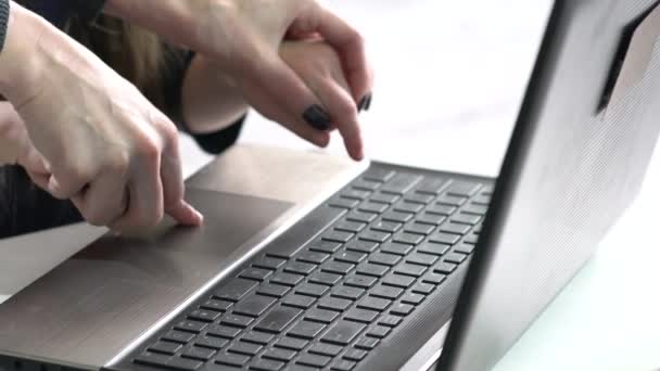 コンピューターのキーボードで大人と子供の手の概念のショット — ストック動画