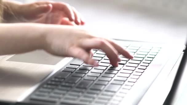Clavier d'ordinateur mains sur l'enfant .