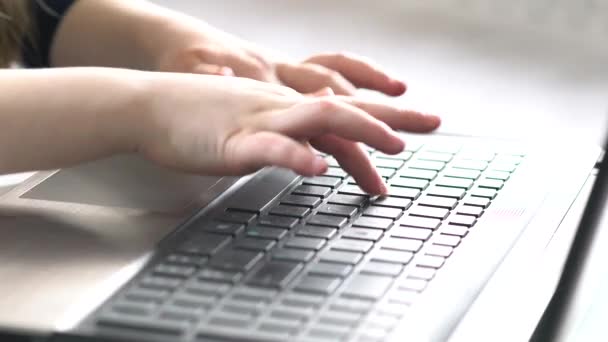 Clavier d'ordinateur mains sur l'enfant .