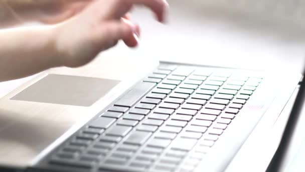 Clavier d'ordinateur mains sur l'enfant .