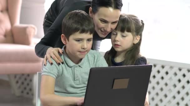 Moeder Kinderen Plezier Laptop Thuis — Stockvideo