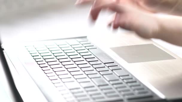Clavier d'ordinateur mains sur l'enfant .