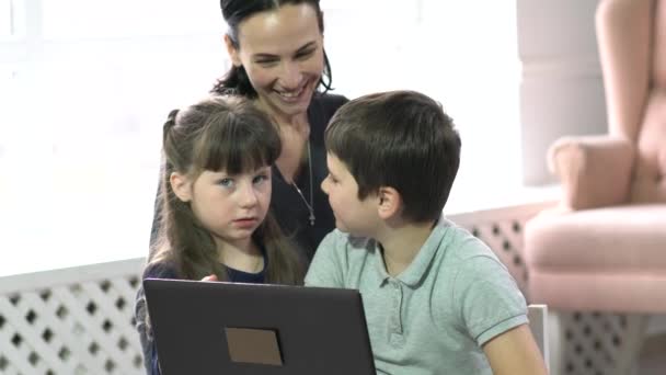 Mãe Crianças Divertindo Laptop Casa — Vídeo de Stock