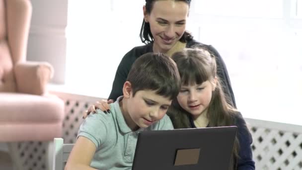Μαμά Και Παιδιά Διασκεδάζουν Φορητό Υπολογιστή Στο Σπίτι — Αρχείο Βίντεο