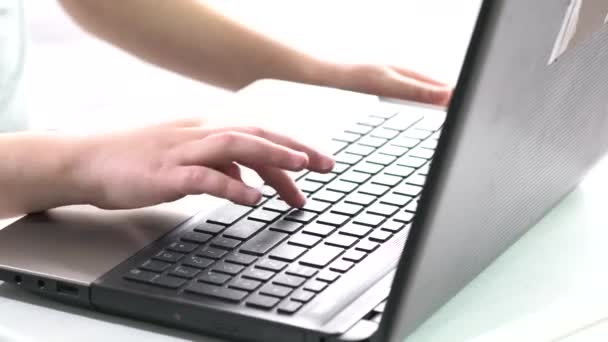 Clavier Ordinateur Mains Sur Enfant — Video