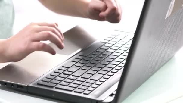 Руки Ребенка Над Клавиатурой Компьютера — стоковое видео