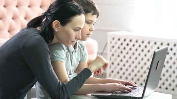 母亲和儿子在家里使用笔记本电脑 — 图库视频影像