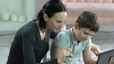 Anne ve oğlu dizüstü evde kullanma.