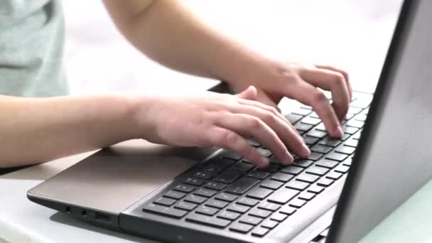 Clavier Ordinateur Mains Sur Enfant — Video