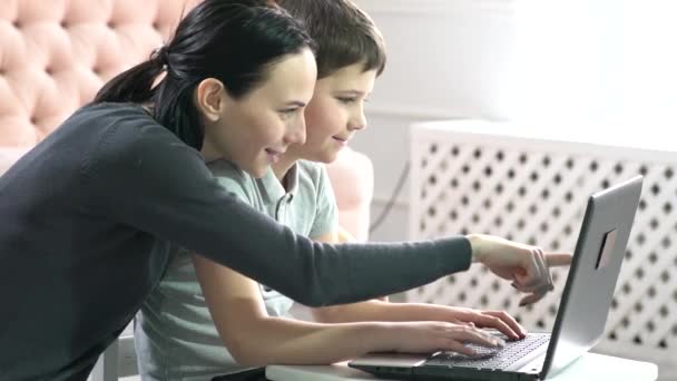 Äiti Poika Käyttävät Kannettavaa Tietokonetta Kotona — kuvapankkivideo