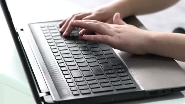 Kind Overhandigt Computertoetsenbord — Stockvideo