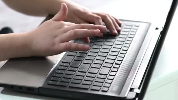 コンピューターのキーボードの上の子供の手 — ストック動画