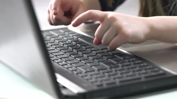Clavier d'ordinateur mains sur l'enfant .