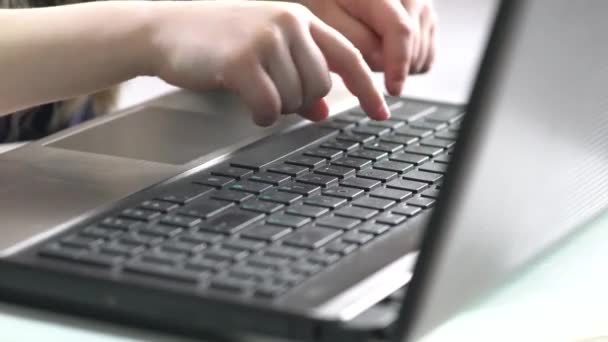 コンピューターのキーボードの上の子供の手 — ストック動画