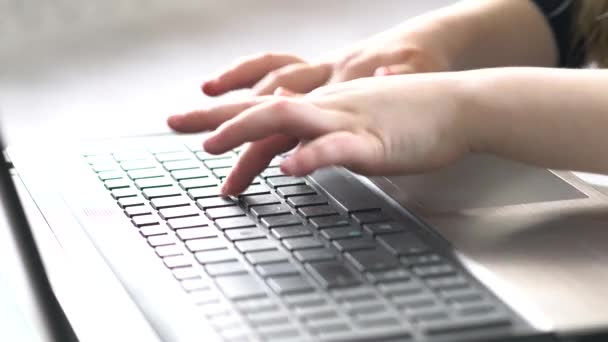 电脑键盘上的孩子的手 — 图库视频影像